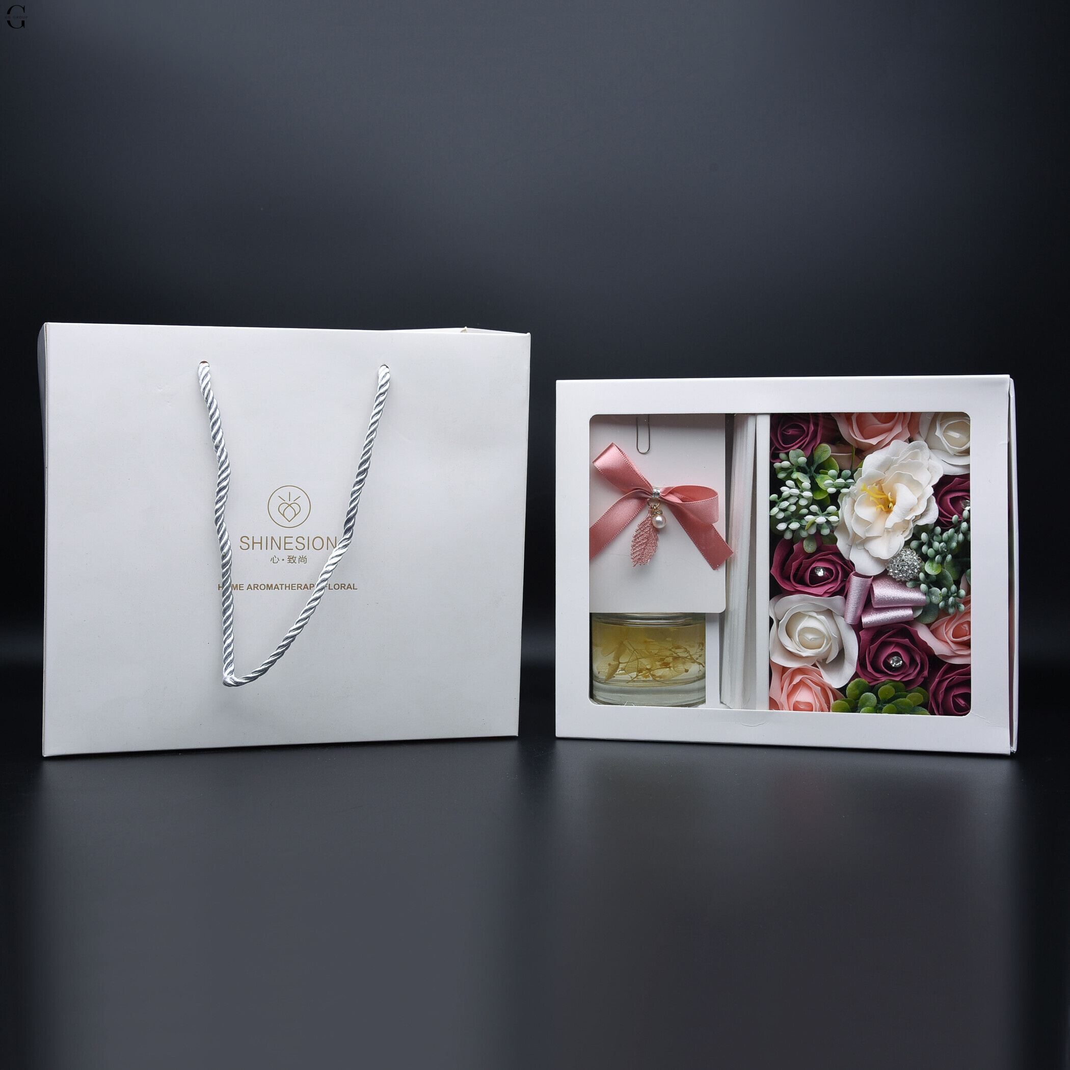 Подарунковий набір з ароматичним дифузором і мильними трояндами “Floral Aroma Gift Box”