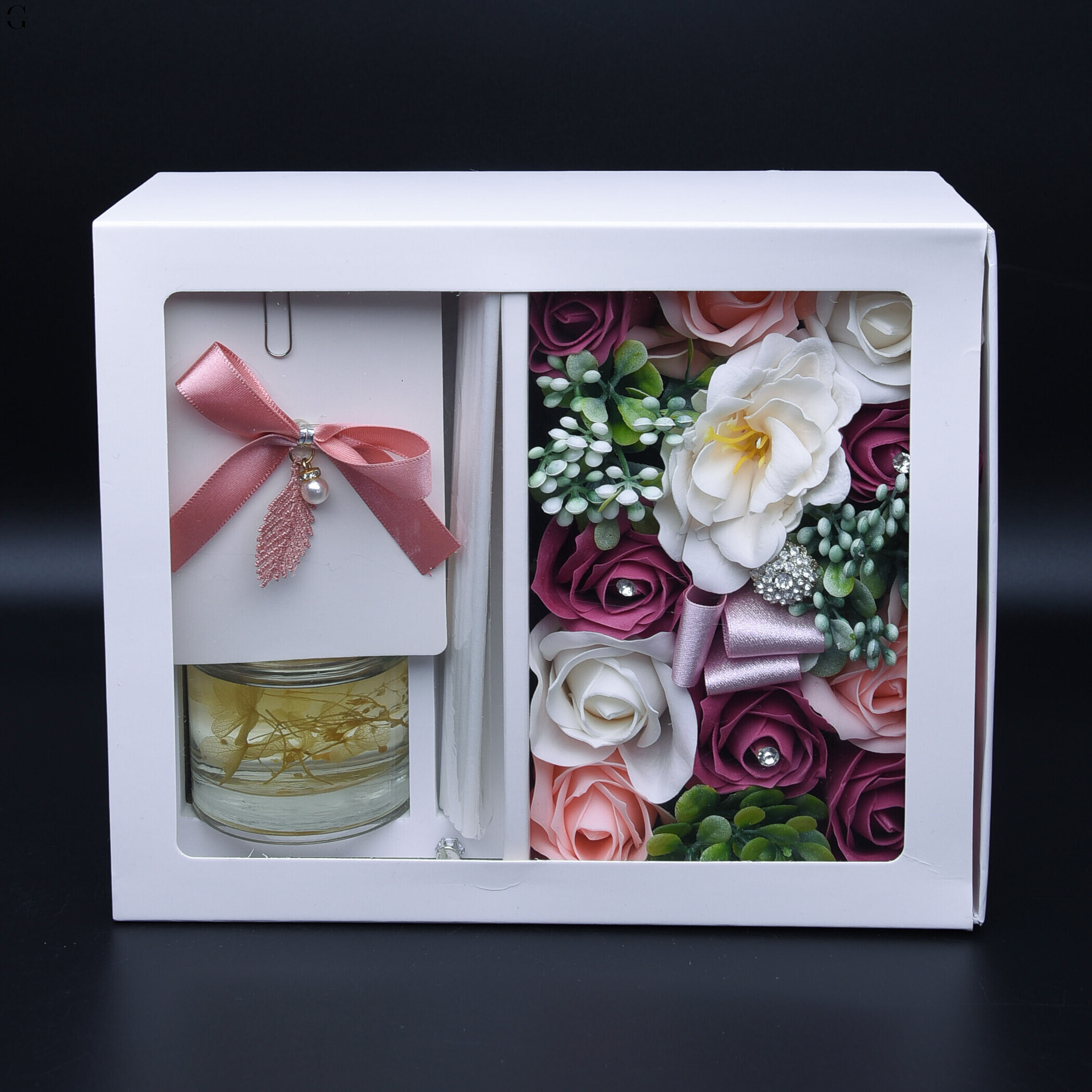 Подарунковий набір з ароматичним дифузором і мильними трояндами “Floral Aroma Gift Box”