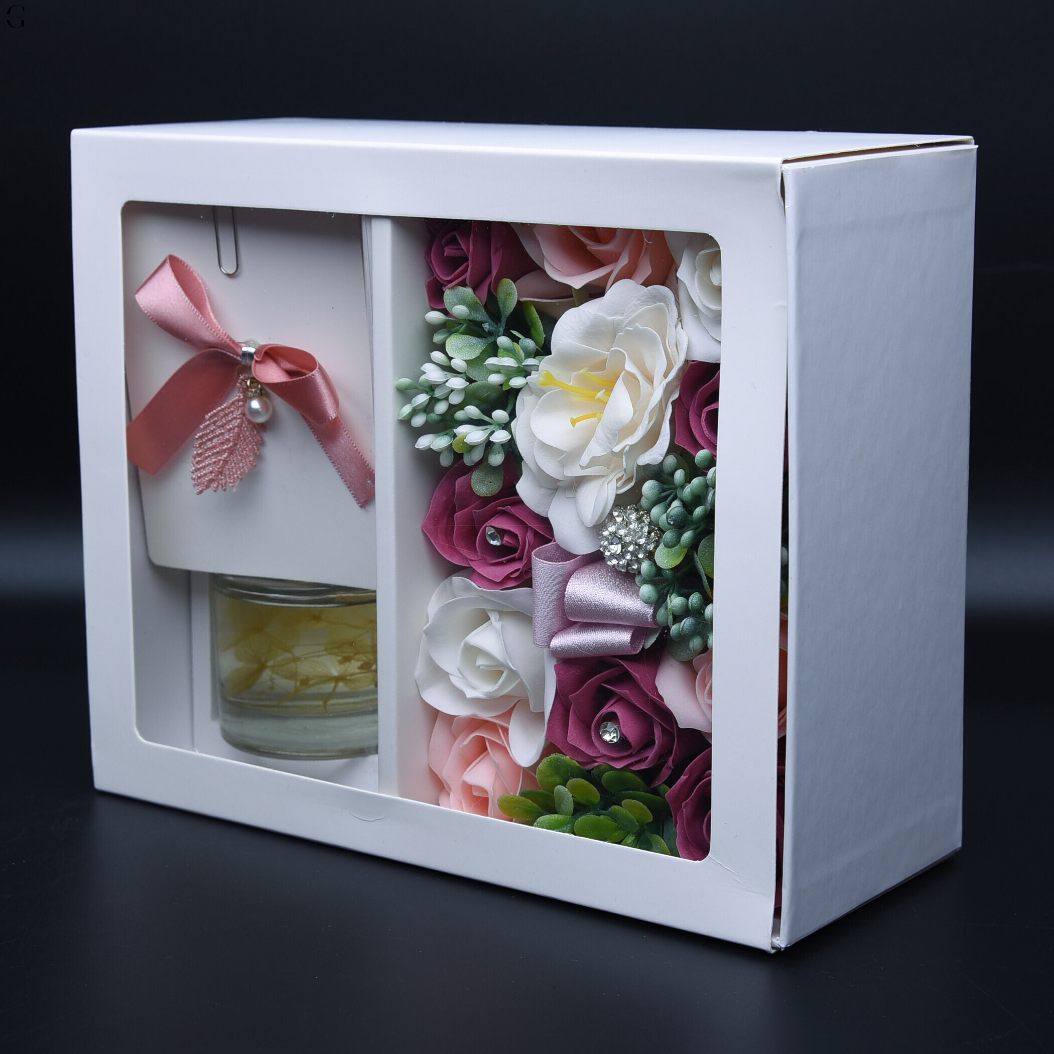 Подарунковий набір з ароматичним дифузором і мильними трояндами “Floral Aroma Gift Box”