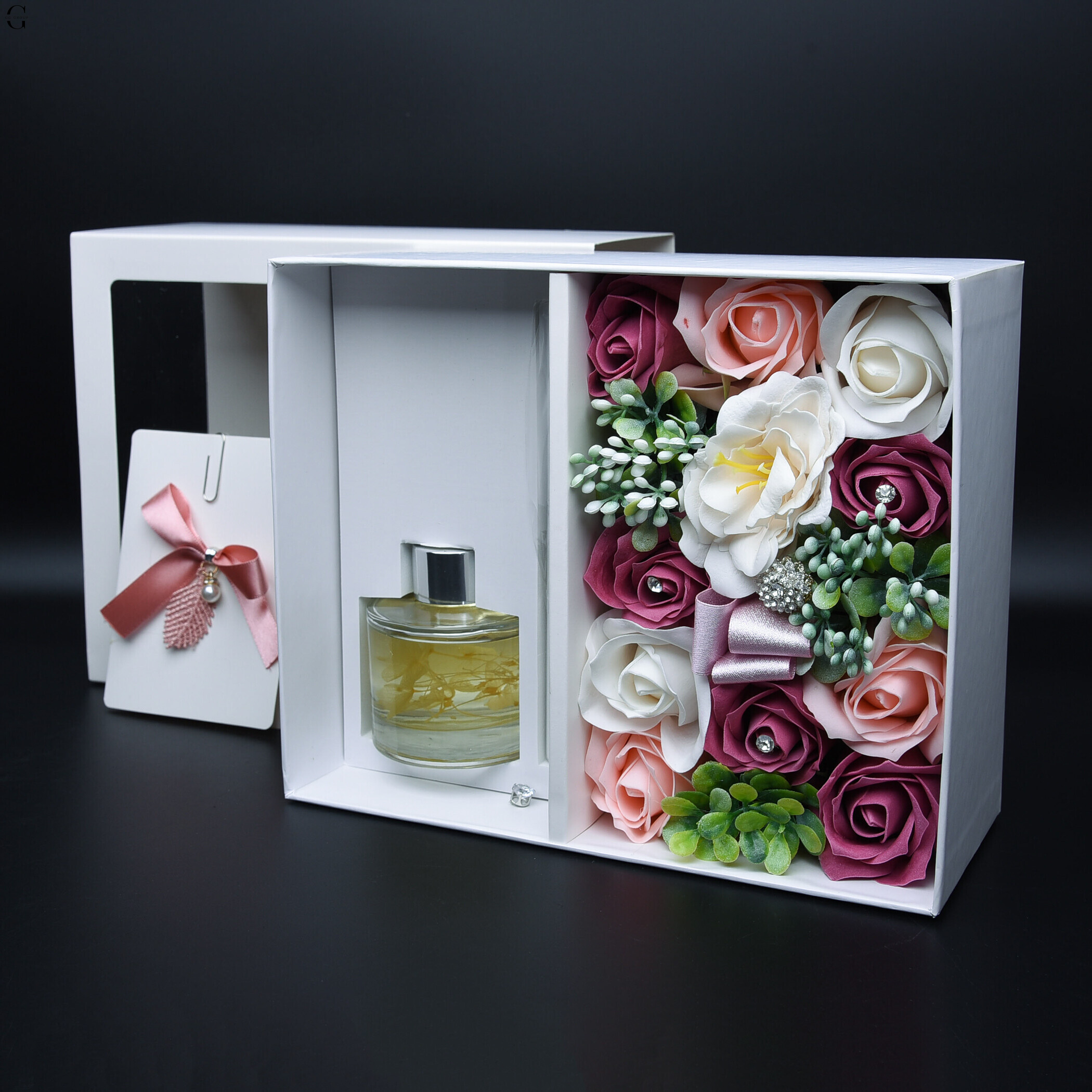 Подарунковий набір з ароматичним дифузором і мильними трояндами “Floral Aroma Gift Box”
