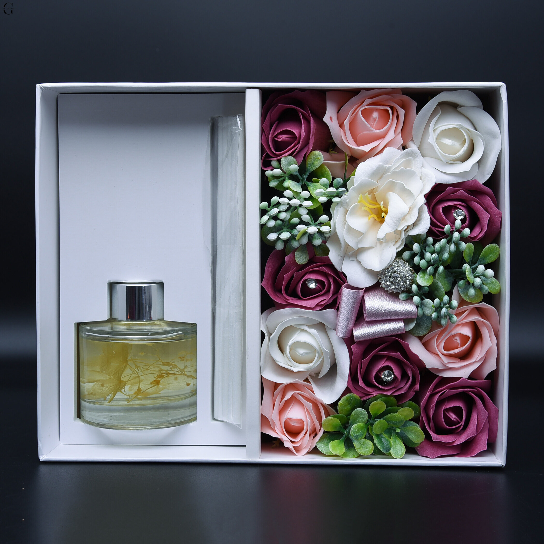 Подарунковий набір з ароматичним дифузором і мильними трояндами “Floral Aroma Gift Box”