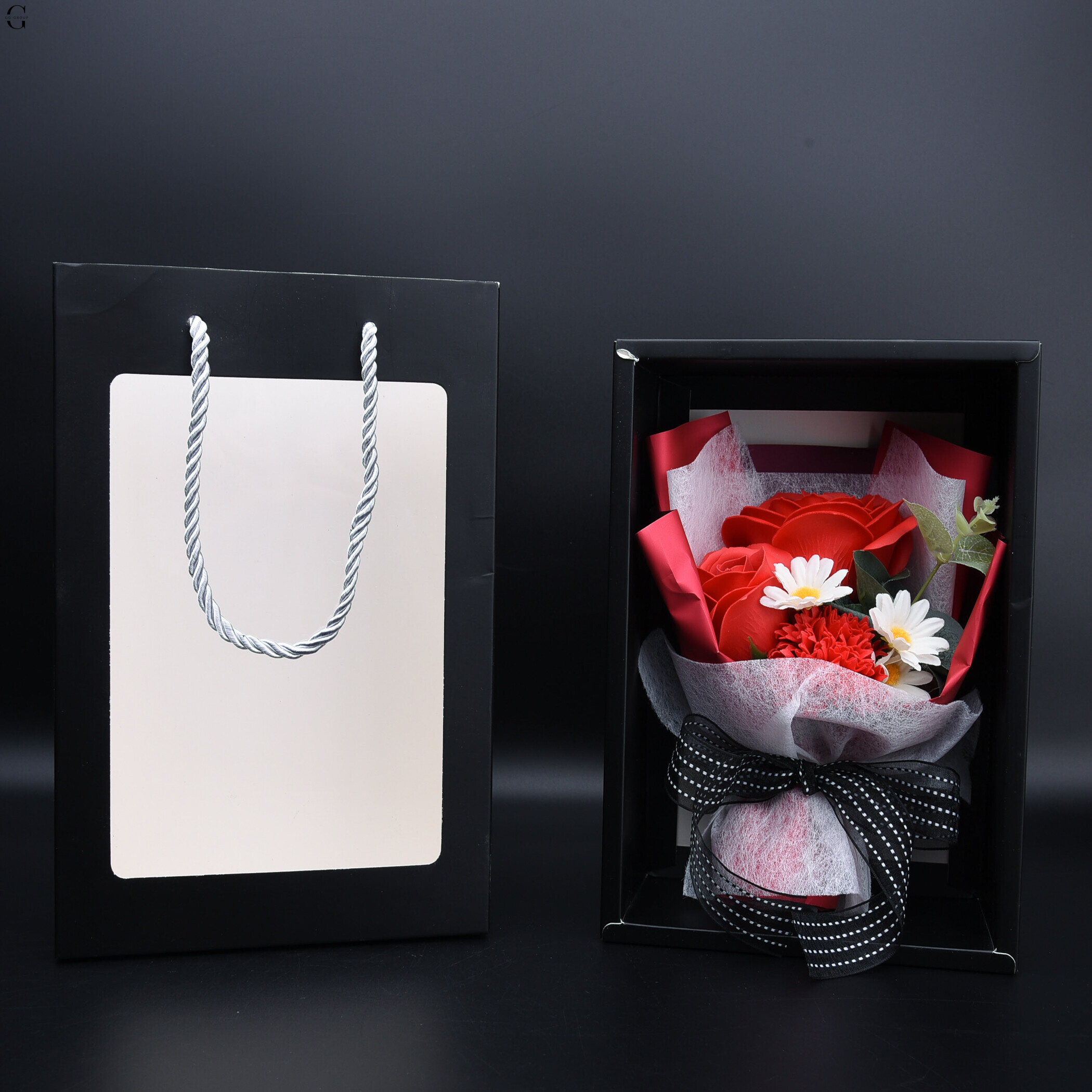 Подарунковий набір мильних квітів "Red Rose Box" — декоративний букет у коробці